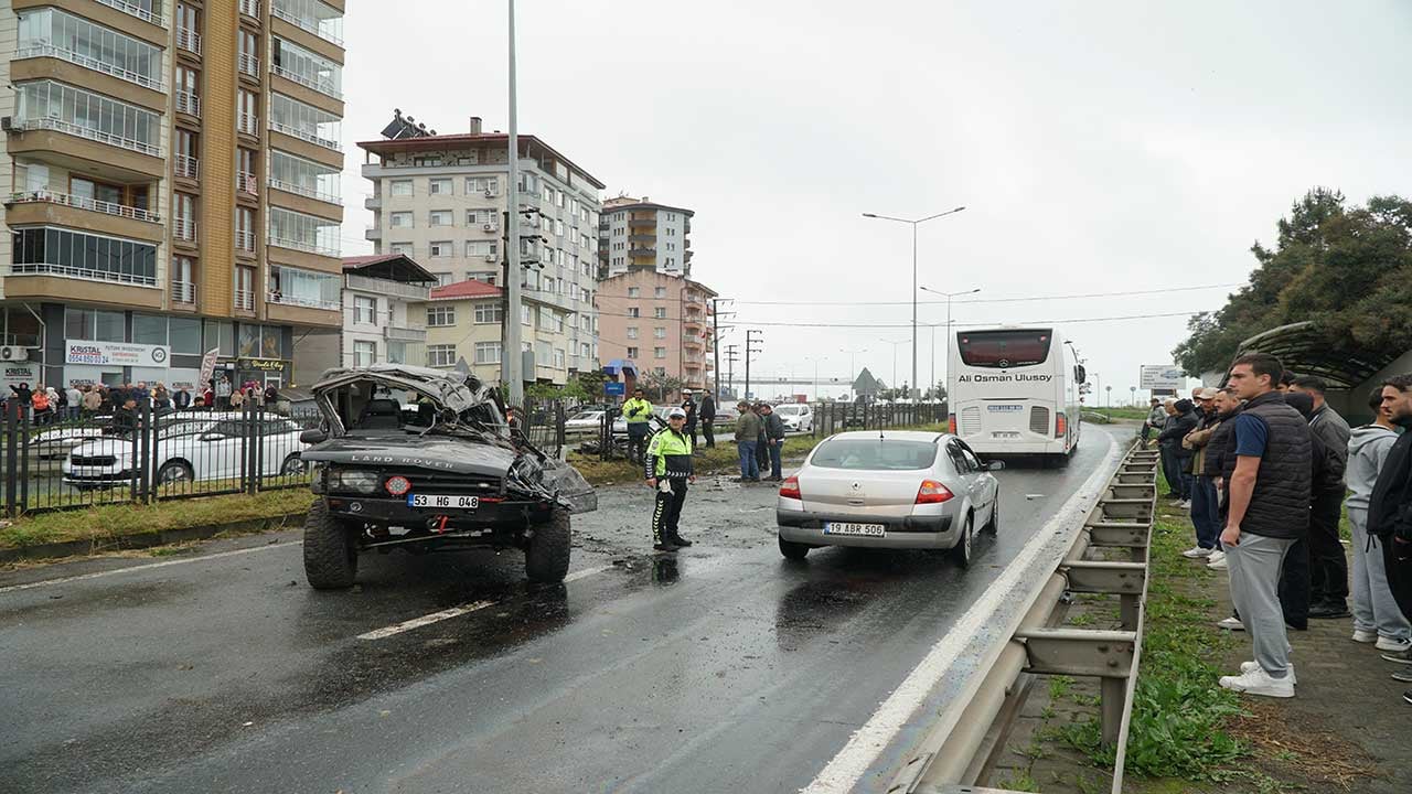 Foto - Rize'de korkunç kaza! Karşı şeride uçan cip diğer aracın üzerine düştü!