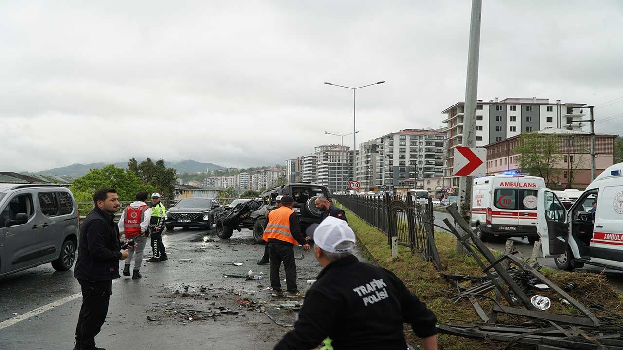 Foto - Rize'de korkunç kaza! Karşı şeride uçan cip diğer aracın üzerine düştü!