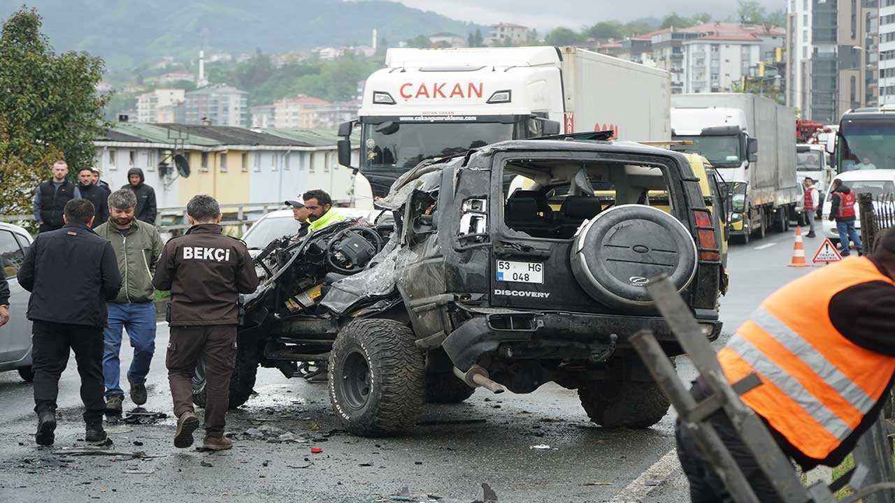 Foto - Rize'de korkunç kaza! Karşı şeride uçan cip diğer aracın üzerine düştü!