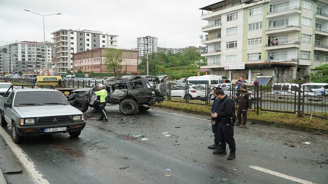 Foto - Rize'de korkunç kaza! Karşı şeride uçan cip diğer aracın üzerine düştü!