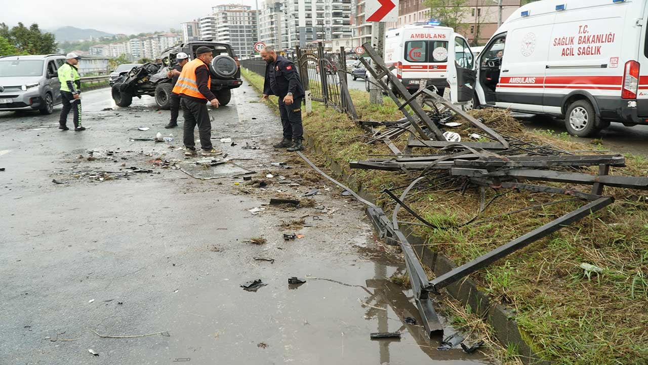 Foto - Rize'de korkunç kaza! Karşı şeride uçan cip diğer aracın üzerine düştü!