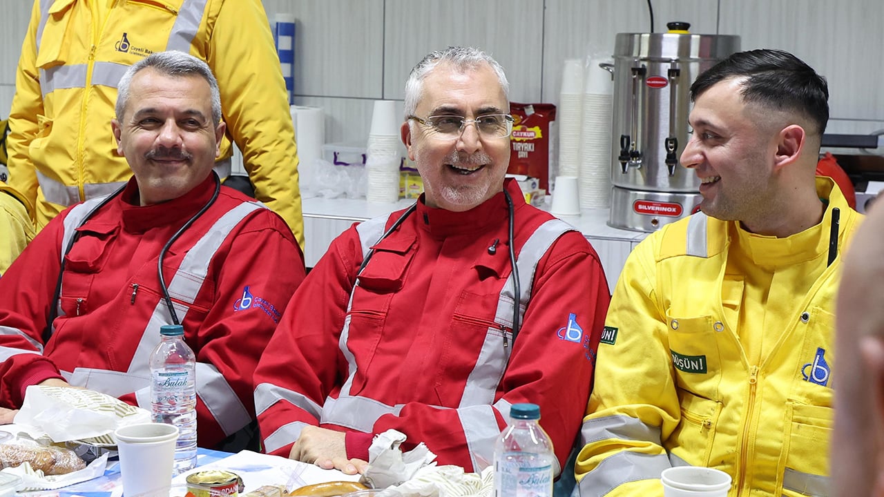 Foto - Rize’de sıradışı ziyaret! Bakan Işıkhan, yerin 320 metre altında maden işçileriyle sahur yaptı