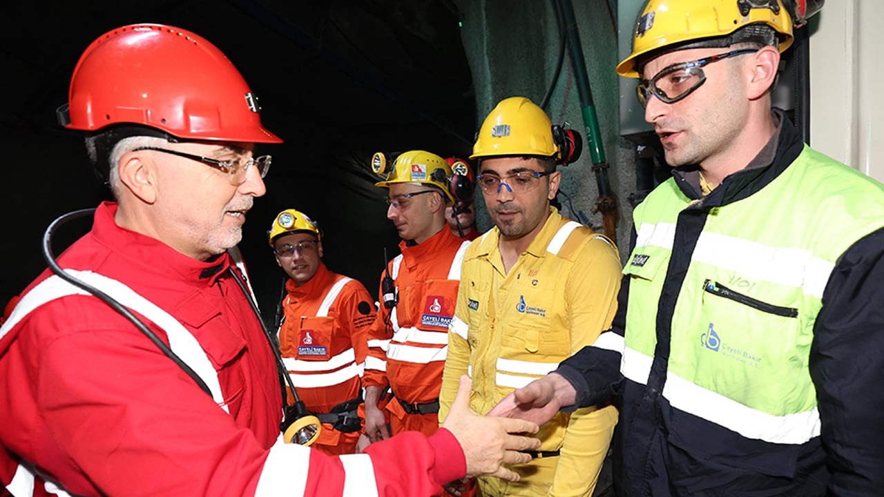 Foto - Rize’de sıradışı ziyaret! Bakan Işıkhan, yerin 320 metre altında maden işçileriyle sahur yaptı