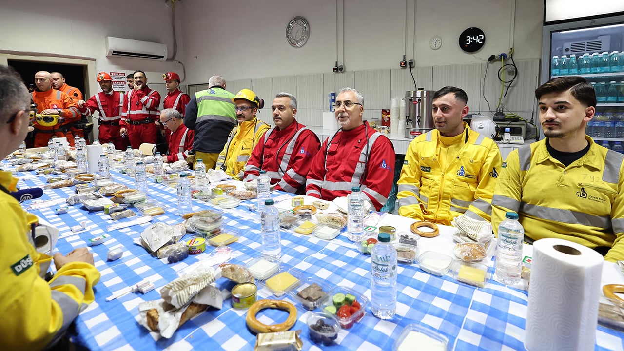 Foto - Rize’de sıradışı ziyaret! Bakan Işıkhan, yerin 320 metre altında maden işçileriyle sahur yaptı