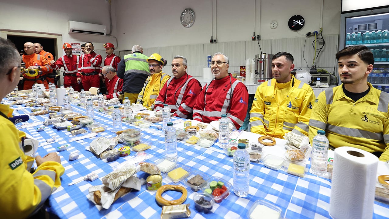 Rize’de sıradışı ziyaret! Bakan Işıkhan, yerin 320 metre altında maden işçileriyle sahur yaptı