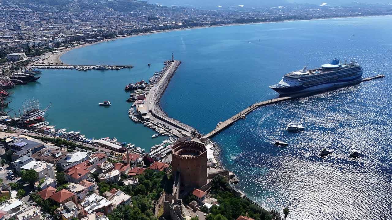 Foto - Rotayı Alanya'ya çevirdi! Görenler telefonuna sarıldı... Yüzlerce İngiliz geldi