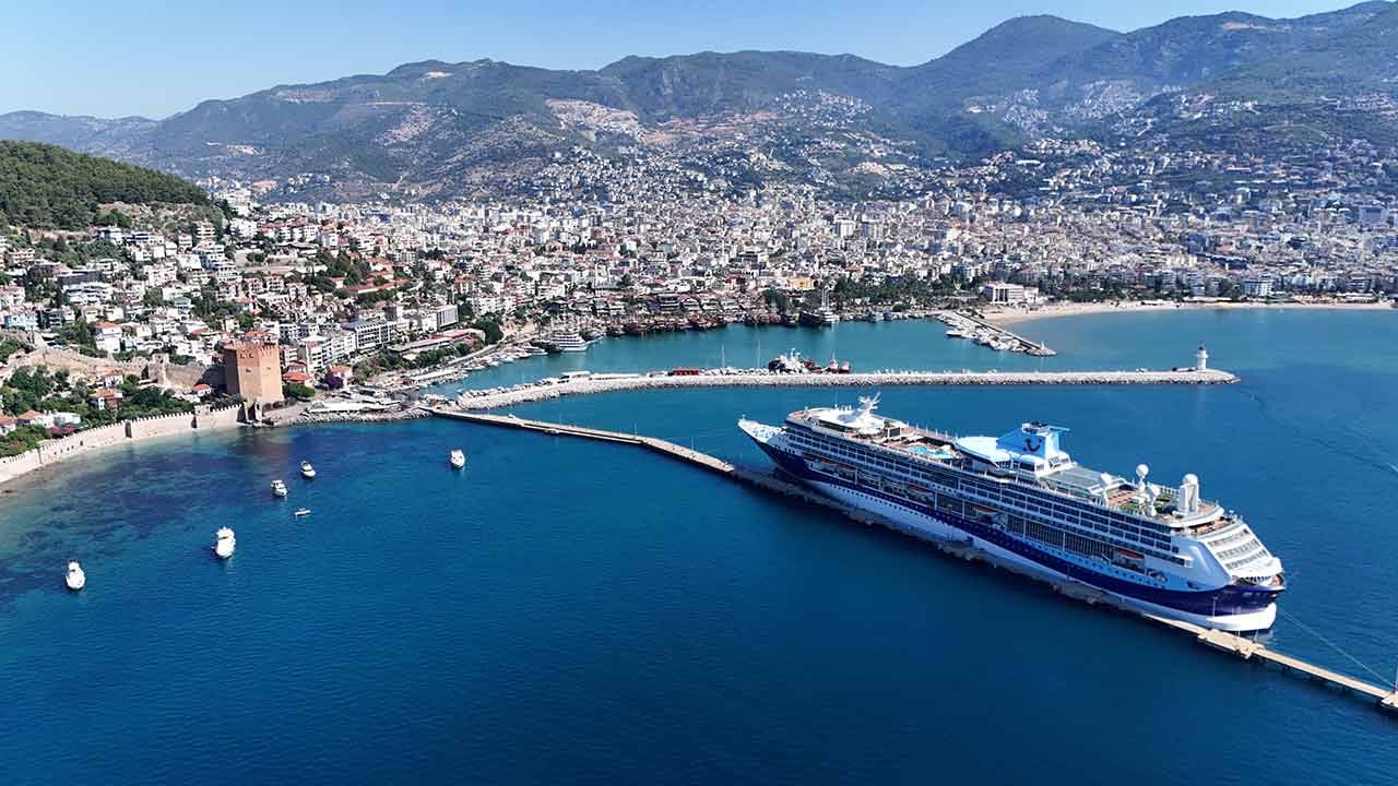 Foto - Rotayı Alanya'ya çevirdi! Görenler telefonuna sarıldı... Yüzlerce İngiliz geldi
