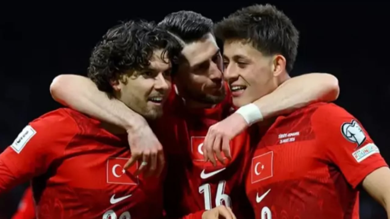 Foto - Rumen basını Türkiye maçıyla çalkalandı! Milli yıldızı Hagi'ye benzettiler!