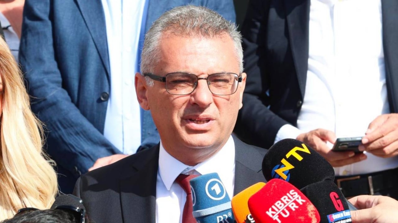 Foto - Rumlar hemen harekete geçti! KKTC’nin başörtüsüne mesafeli, solak yeni liderine Güney Kıbrıs’tan sürpriz teklif