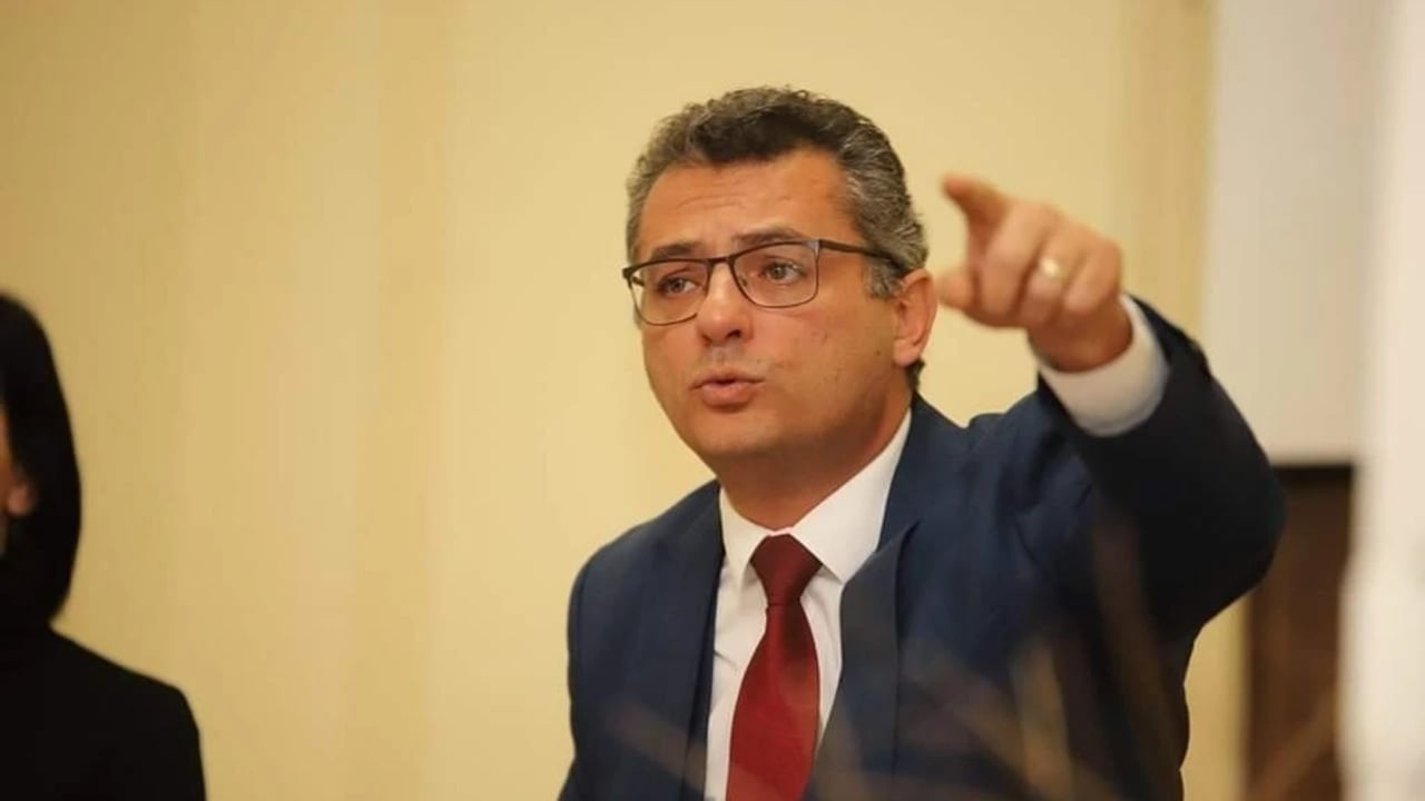 Foto - Rumlar hemen harekete geçti! KKTC’nin başörtüsüne mesafeli, solak yeni liderine Güney Kıbrıs’tan sürpriz teklif