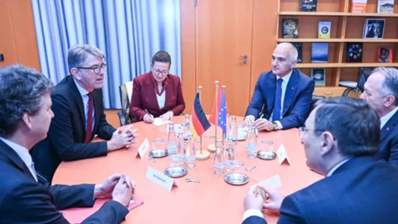 Foto - Ruslardan sonra Türkiye'yi en çok onlar ziyaret etmişti! Bakan Ersoy'dan kritik görüşme