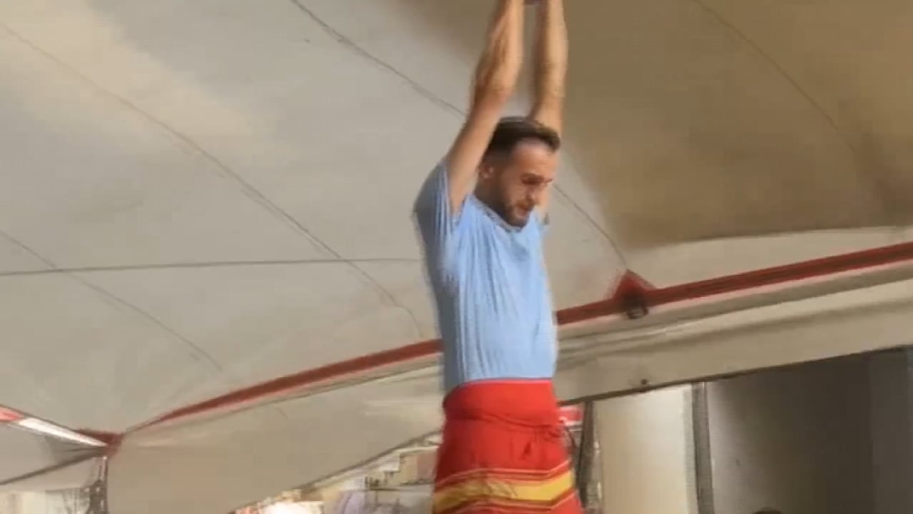 Foto - Rüzgara meydan okuyan pazarcı metrelerce havalandı! Uçan pazarcı kamerada!