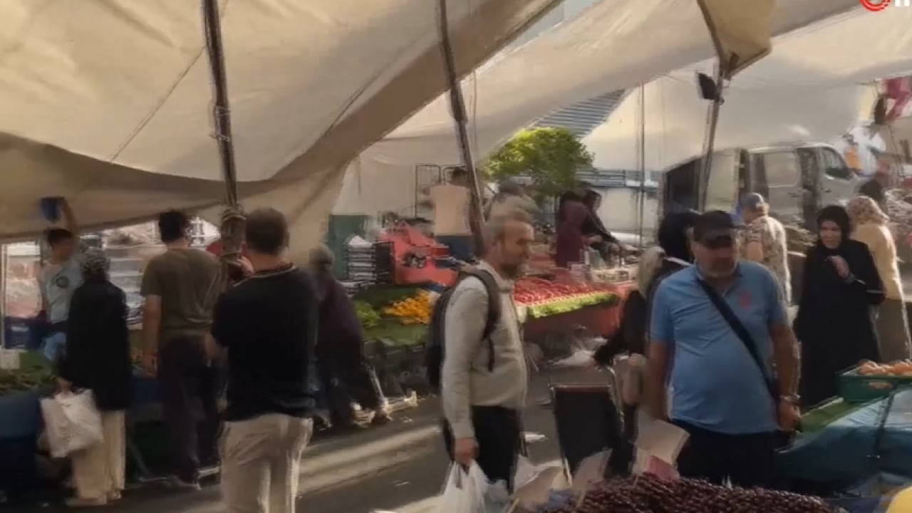 Foto - Rüzgara meydan okuyan pazarcı metrelerce havalandı! Uçan pazarcı kamerada!