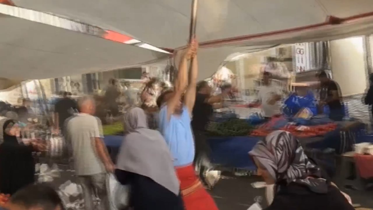 Foto - Rüzgara meydan okuyan pazarcı metrelerce havalandı! Uçan pazarcı kamerada!
