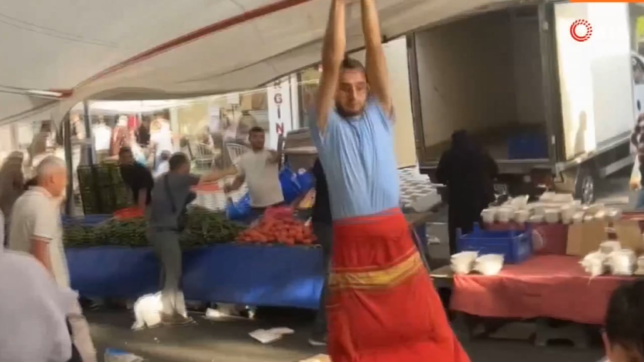 Foto - Rüzgara meydan okuyan pazarcı metrelerce havalandı! Uçan pazarcı kamerada!