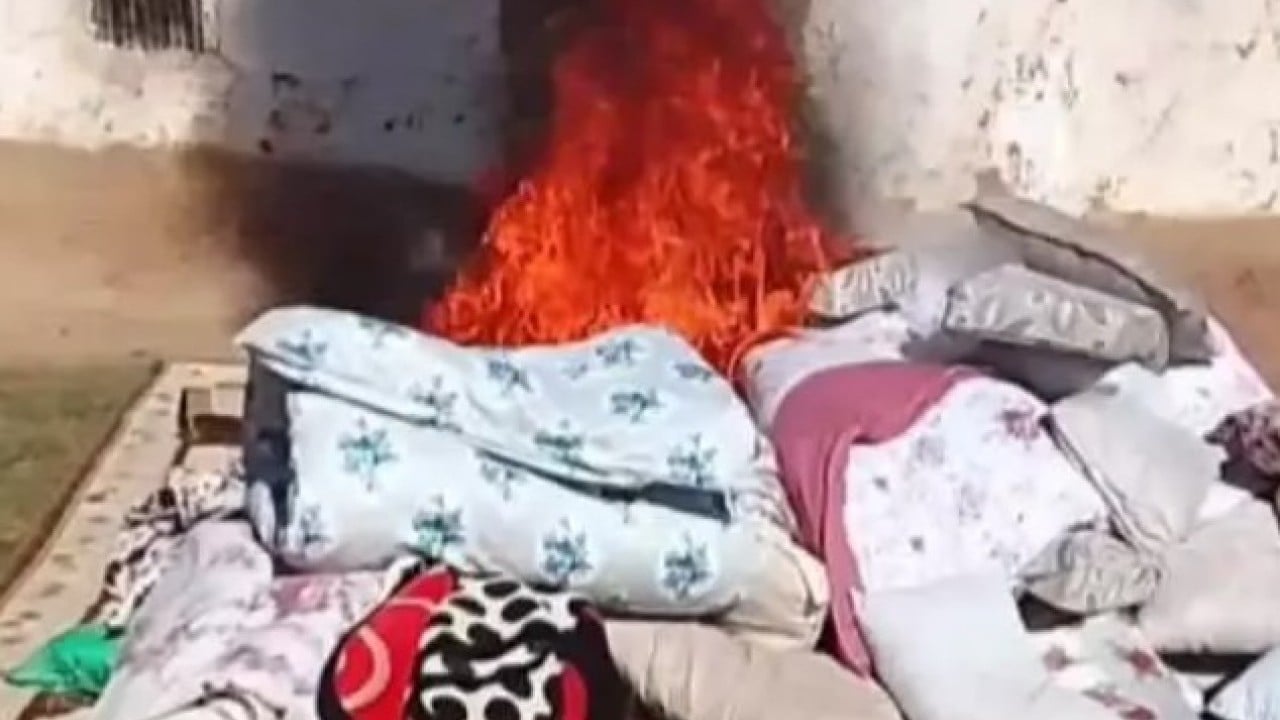 Sabahtan akşama kadar Kuran-ı Kerim dinliyorlar! Kimse ne olduğunu anlayamıyor!