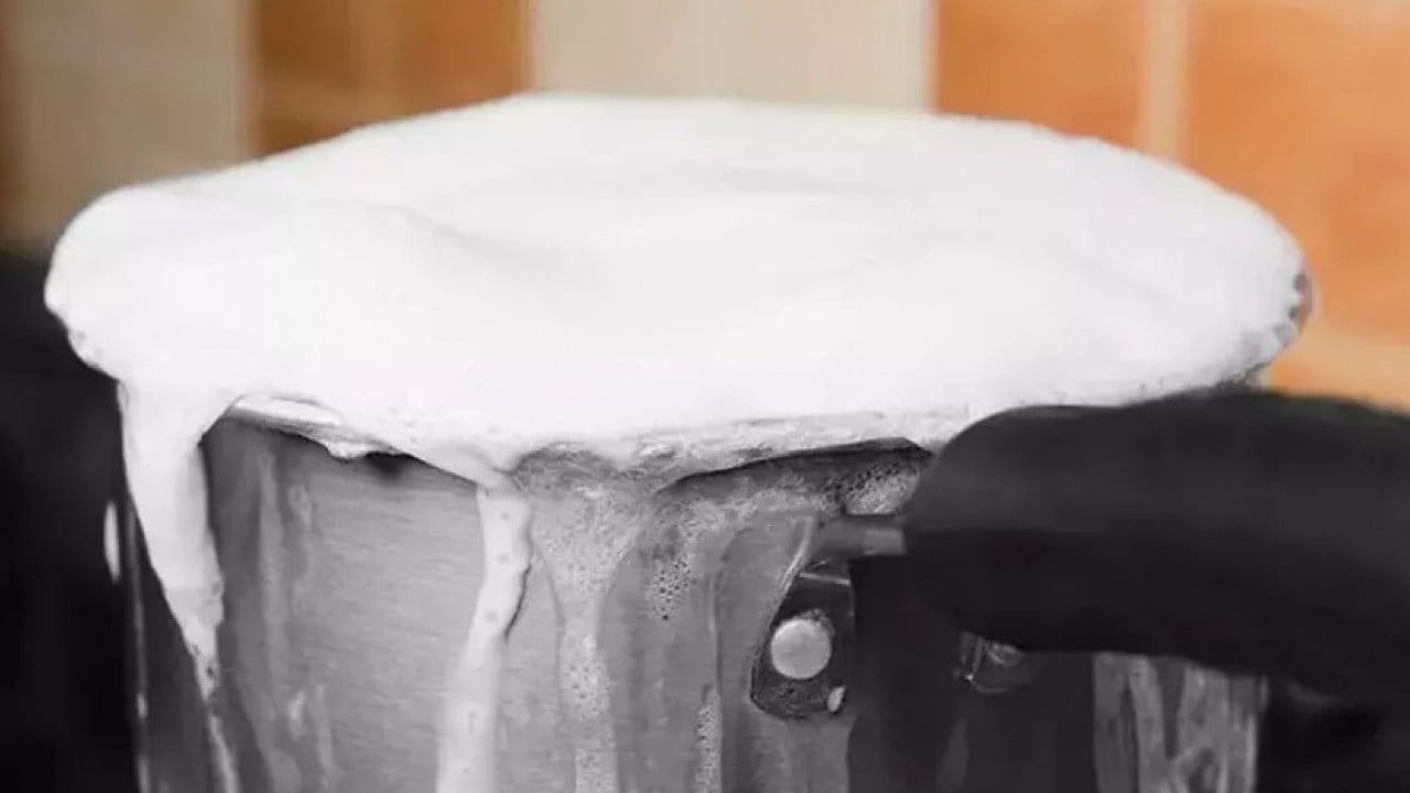 Saç baş yolduran soruna kolay çözüm! İşte sütün ocakta taşmamasını sağlayan yöntem