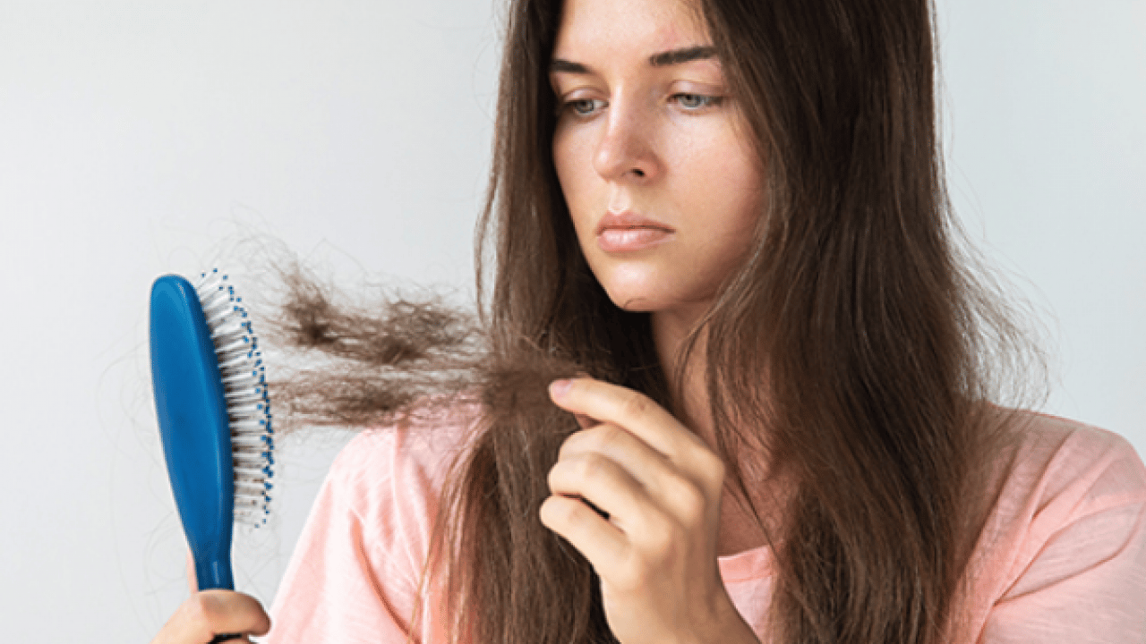 Foto - Saç dökülmesi olanlar dikkat! Tutam tutam saçları dökülenler bu konuyu düşünmeli...