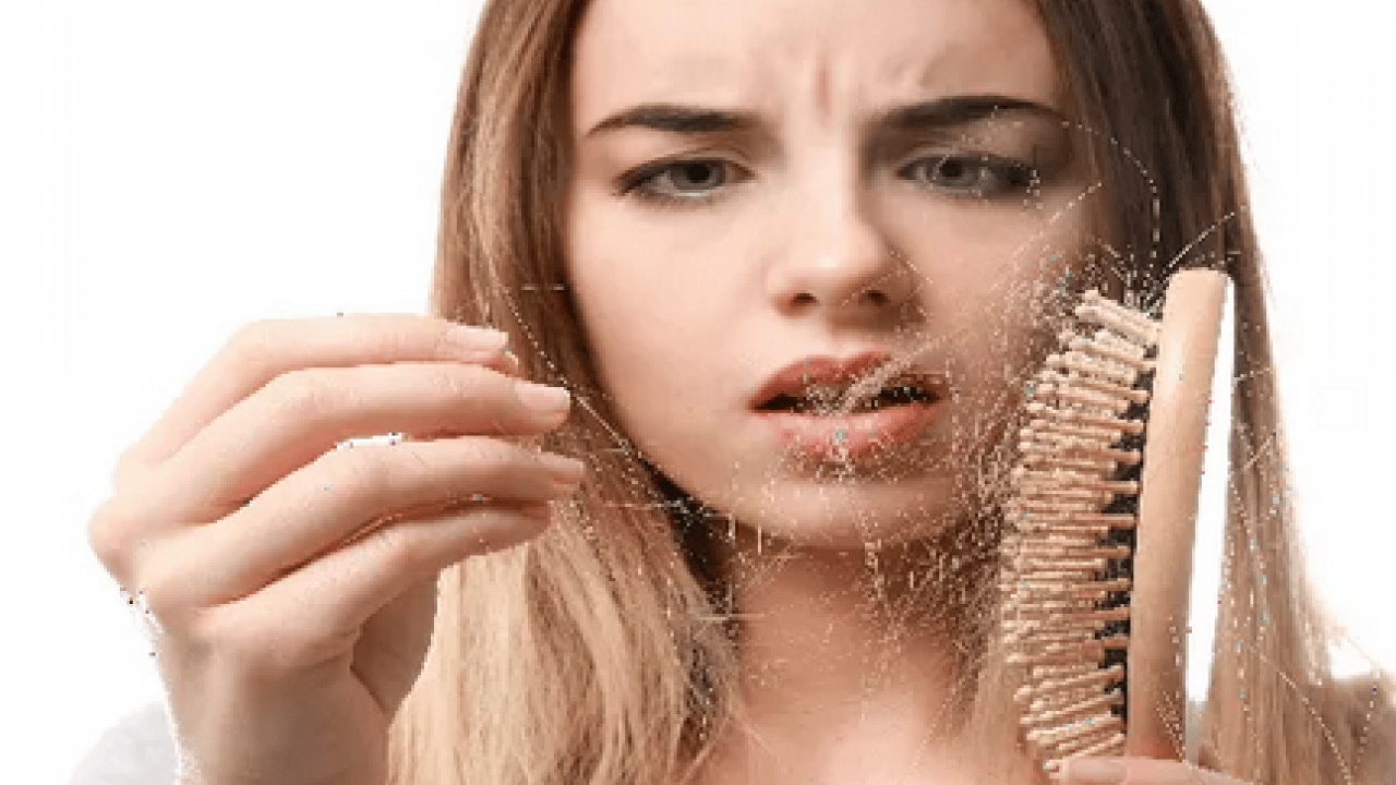 Foto - Saç dökülmesi olanlar dikkat! Tutam tutam saçları dökülenler bu konuyu düşünmeli...