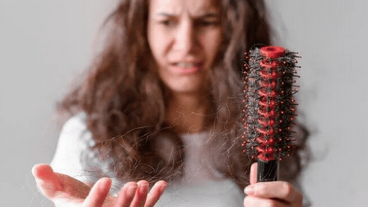 Foto - Saç dökülmesi olanlar dikkat! Tutam tutam saçları dökülenler bu konuyu düşünmeli...