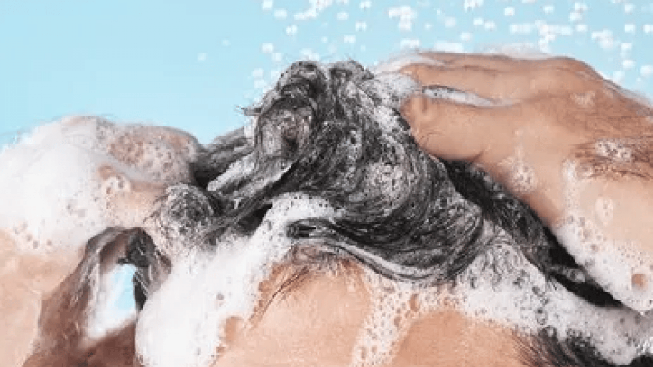 Foto - Saç dökülmesi olanlar dikkat! Tutam tutam saçları dökülenler bu konuyu düşünmeli...