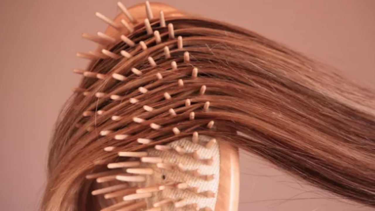 Foto - Saç stilisti o detaya vurgu yaptı... Saç fırçanızdaki o gri tabakaya...