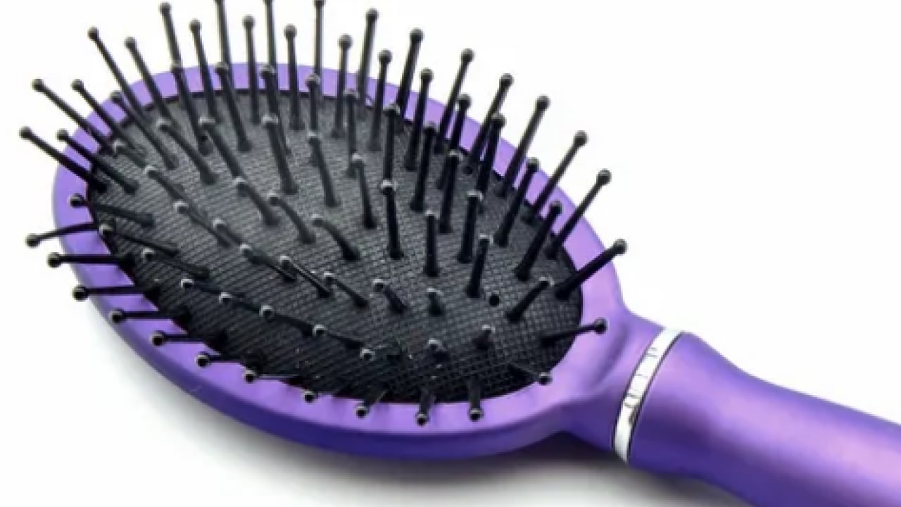 Foto - Saç stilisti o detaya vurgu yaptı... Saç fırçanızdaki o gri tabakaya...