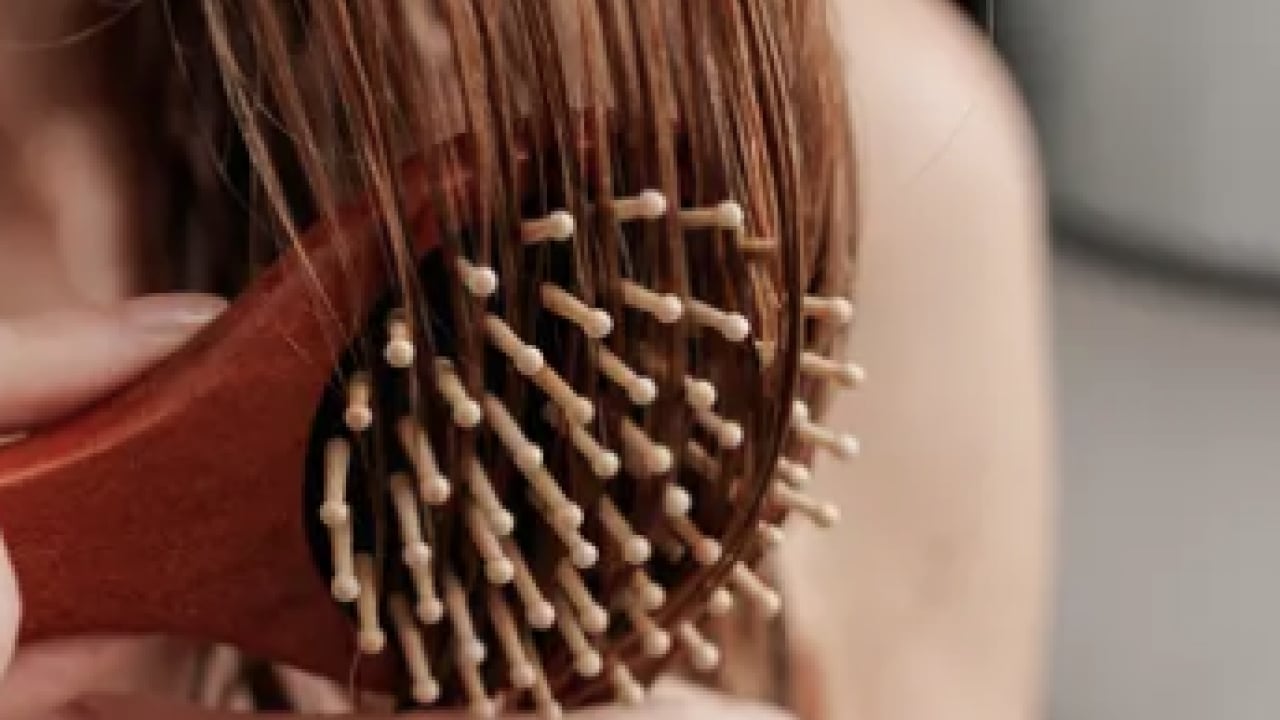 Foto - Saç stilisti o detaya vurgu yaptı... Saç fırçanızdaki o gri tabakaya...