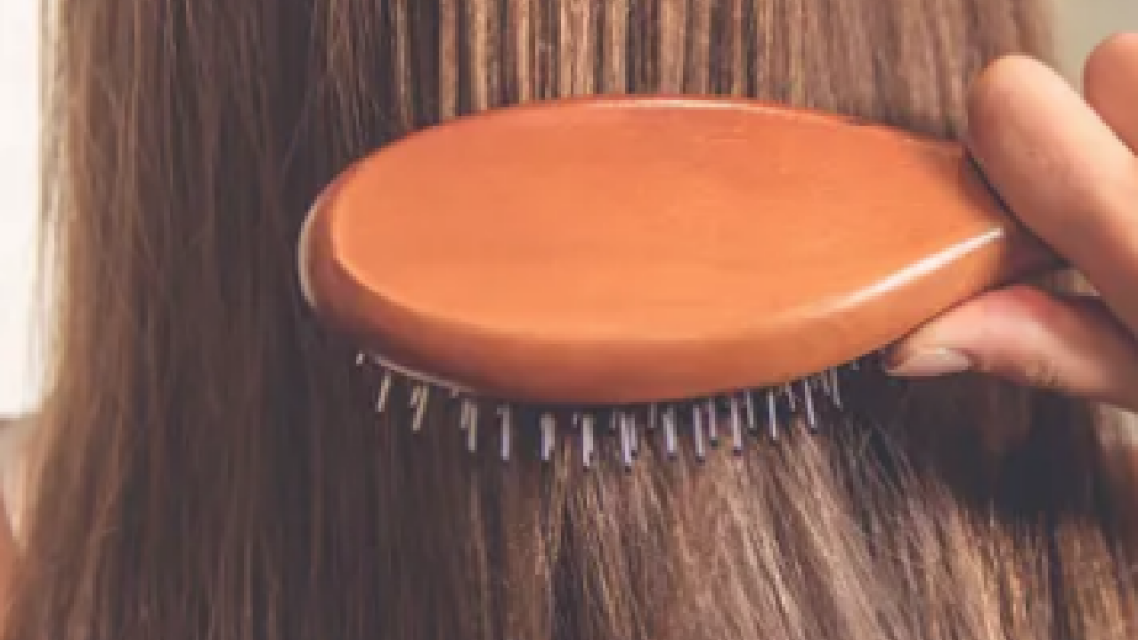 Foto - Saç stilisti o detaya vurgu yaptı... Saç fırçanızdaki o gri tabakaya...