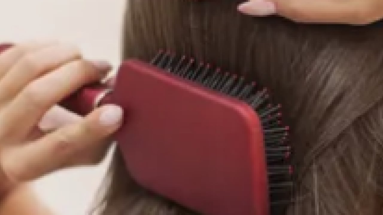 Foto - Saç stilisti o detaya vurgu yaptı... Saç fırçanızdaki o gri tabakaya...