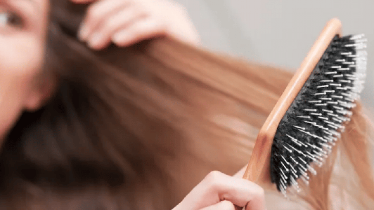 Foto - Saç stilisti o detaya vurgu yaptı... Saç fırçanızdaki o gri tabakaya...