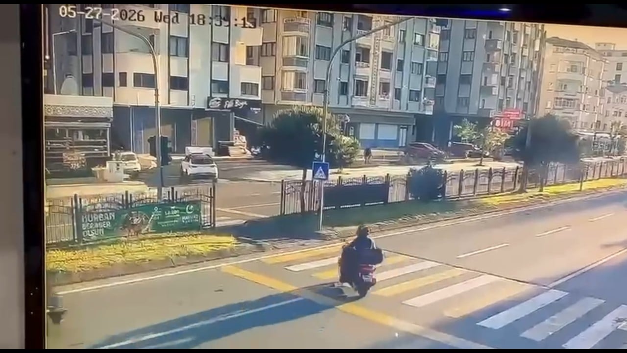 Saçma sapan kaza... Yaya geçidindeki motosikletliye araba çarptı