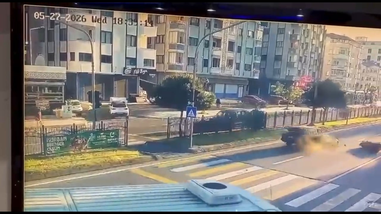 Foto - Saçma sapan kaza... Yaya geçidindeki motosikletliye araba çarptı