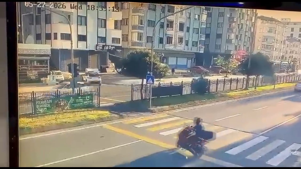 Foto - Saçma sapan kaza... Yaya geçidindeki motosikletliye araba çarptı