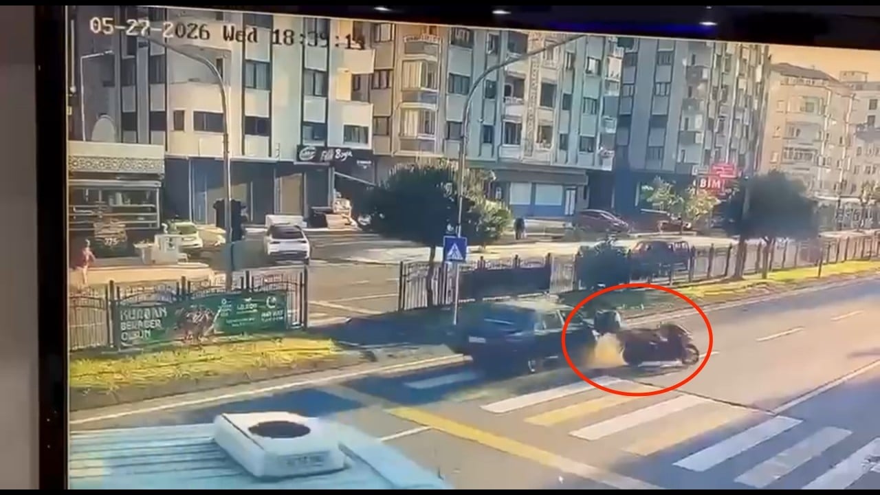 Foto - Saçma sapan kaza... Yaya geçidindeki motosikletliye araba çarptı
