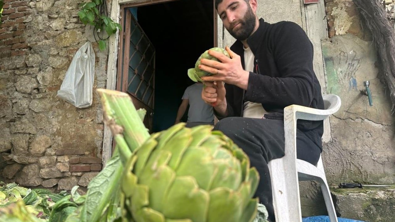 Foto - Sadece enginar soyuyor Oturduğu yerden ayda 240 bin lira kazanıyor