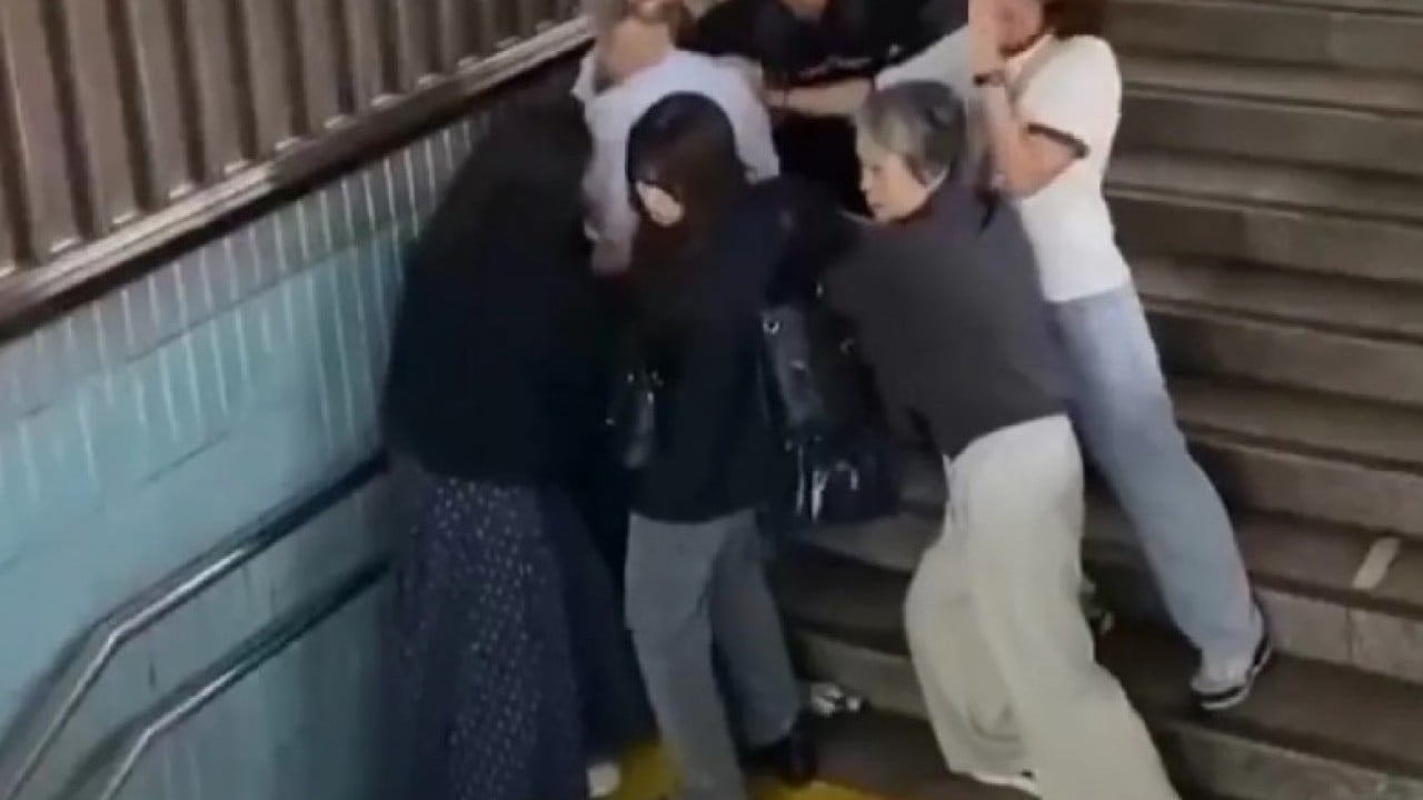 Sadece Türkiye'de olmuyormuş: Röntgenciyi kündeye getirip yere serdiler!