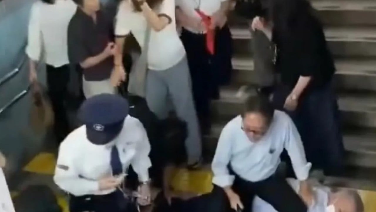 Foto - Sadece Türkiye'de olmuyormuş: Röntgenciyi kündeye getirip yere serdiler!