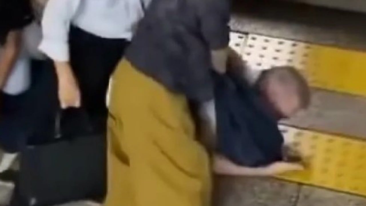 Foto - Sadece Türkiye'de olmuyormuş: Röntgenciyi kündeye getirip yere serdiler!