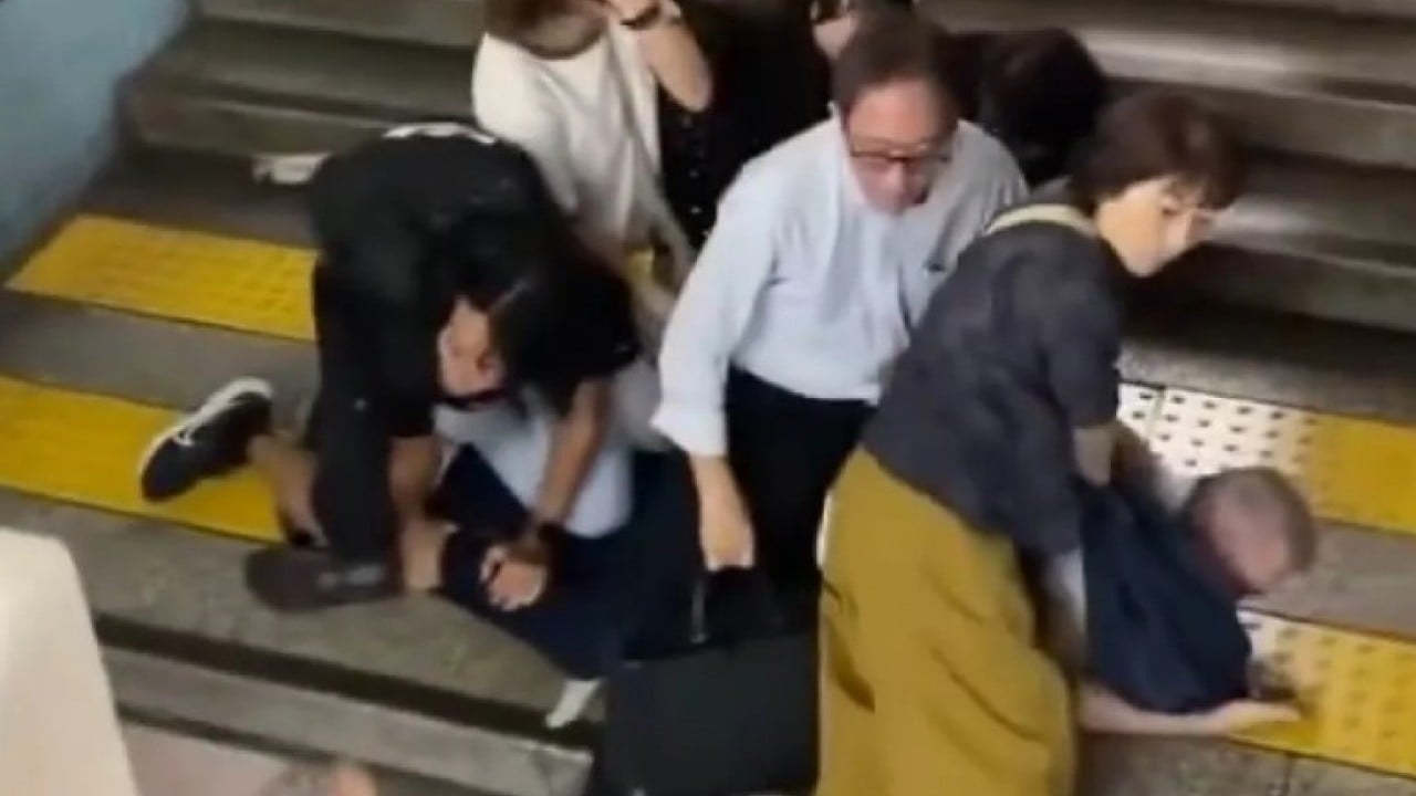 Foto - Sadece Türkiye'de olmuyormuş: Röntgenciyi kündeye getirip yere serdiler!