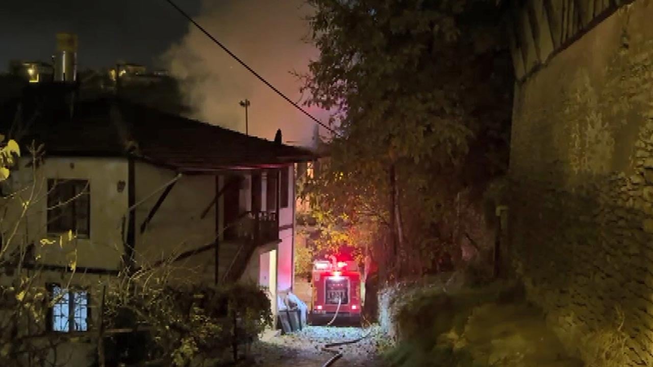 Foto - Safranbolu’da tarihi konakta yangın! Ekipler zamanla yarışıyor
