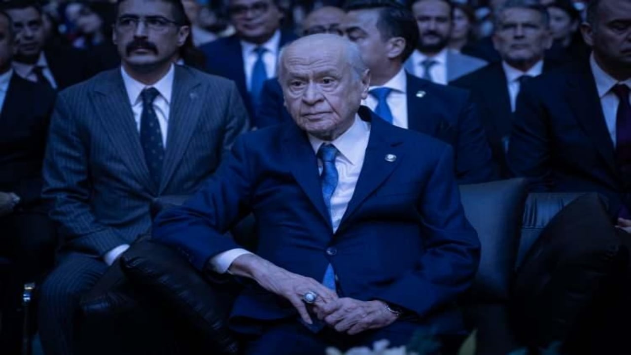 Foto - Sağ eliyle kaldırdığı o sembol ne anlama geliyor?Bahçeli’ye verilen gizemli hediyenin sırrı çözüldü