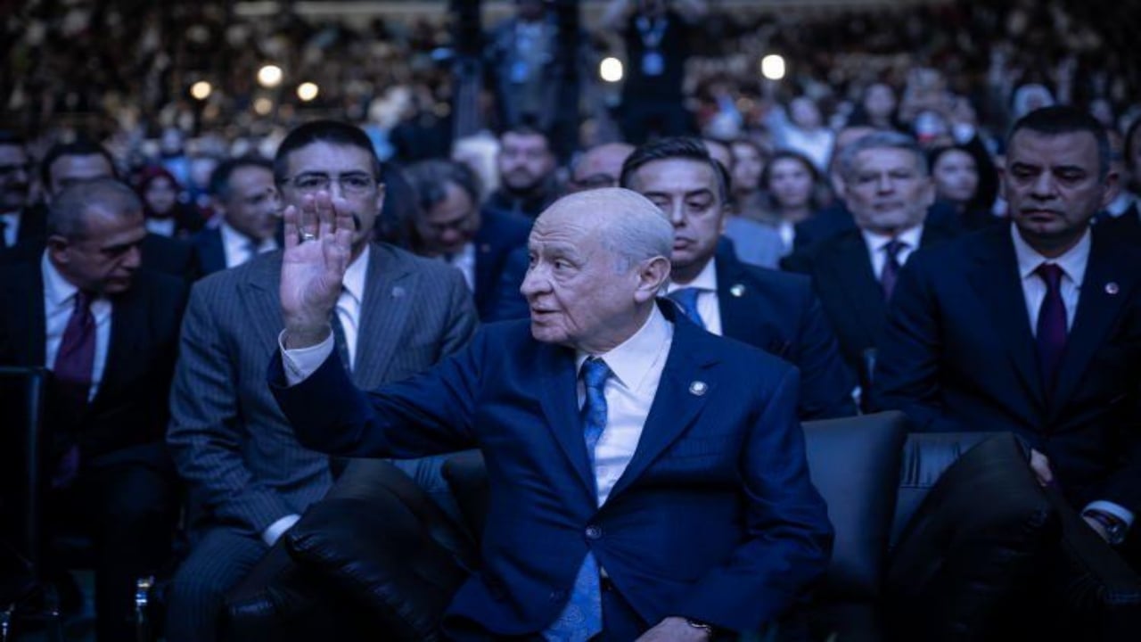 Foto - Sağ eliyle kaldırdığı o sembol ne anlama geliyor?Bahçeli’ye verilen gizemli hediyenin sırrı çözüldü