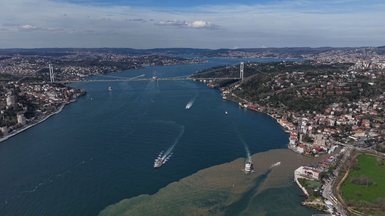 Sağanak sonrası bu hale geldi! İstanbul Boğazı’nda şaşırtan manzara