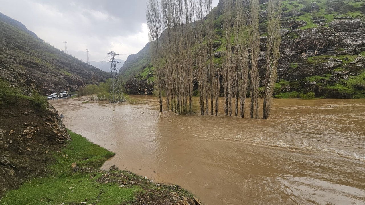 Foto - Sağanak sonrası dere taştı! Kara yolu sular altında kaldı