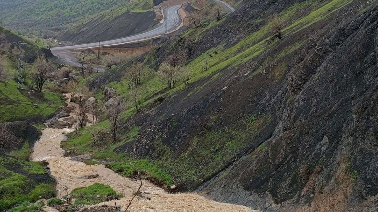 Foto - Sağanak sonrası dere taştı! Kara yolu sular altında kaldı