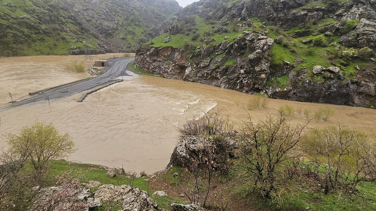 Sağanak sonrası dere taştı! Kara yolu sular altında kaldı