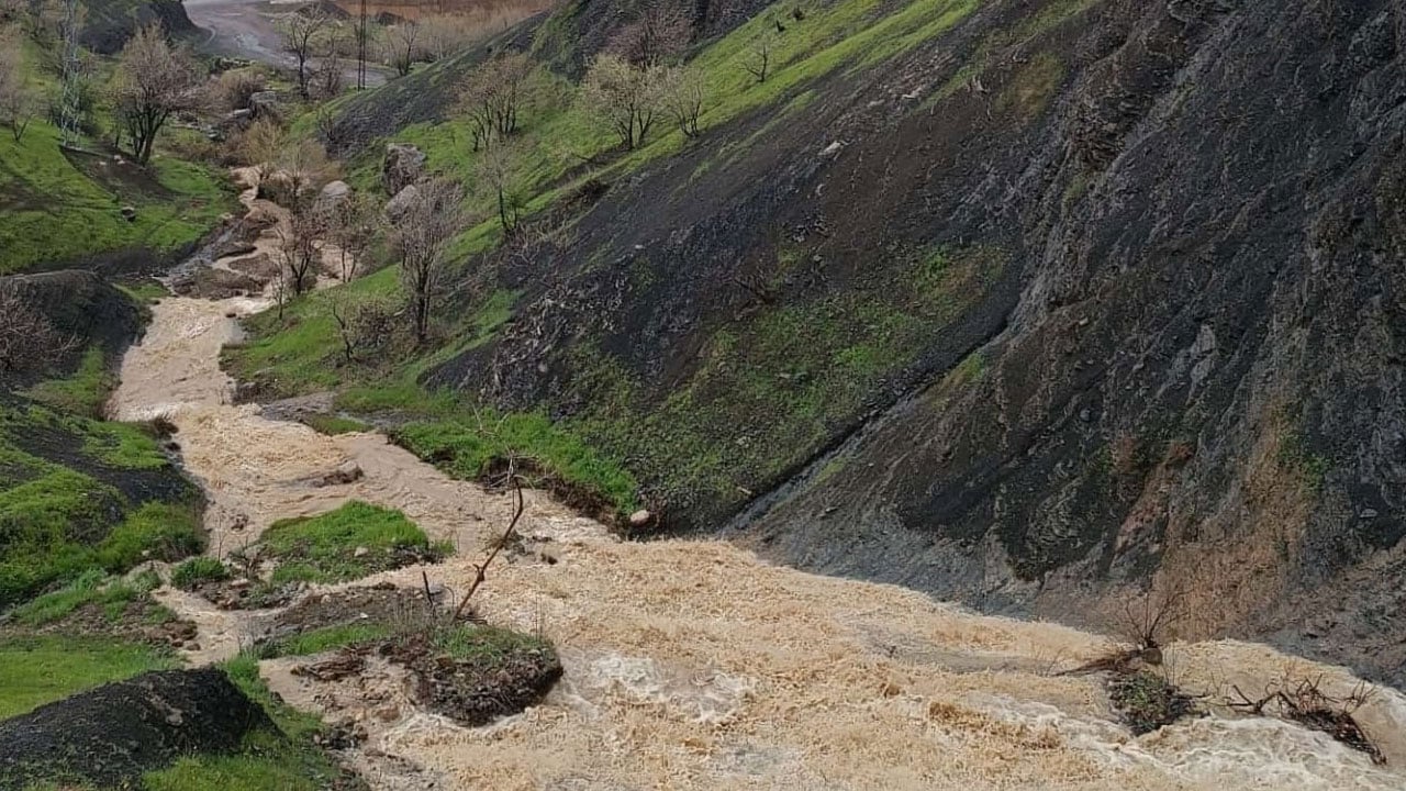Foto - Sağanak sonrası dere taştı! Kara yolu sular altında kaldı
