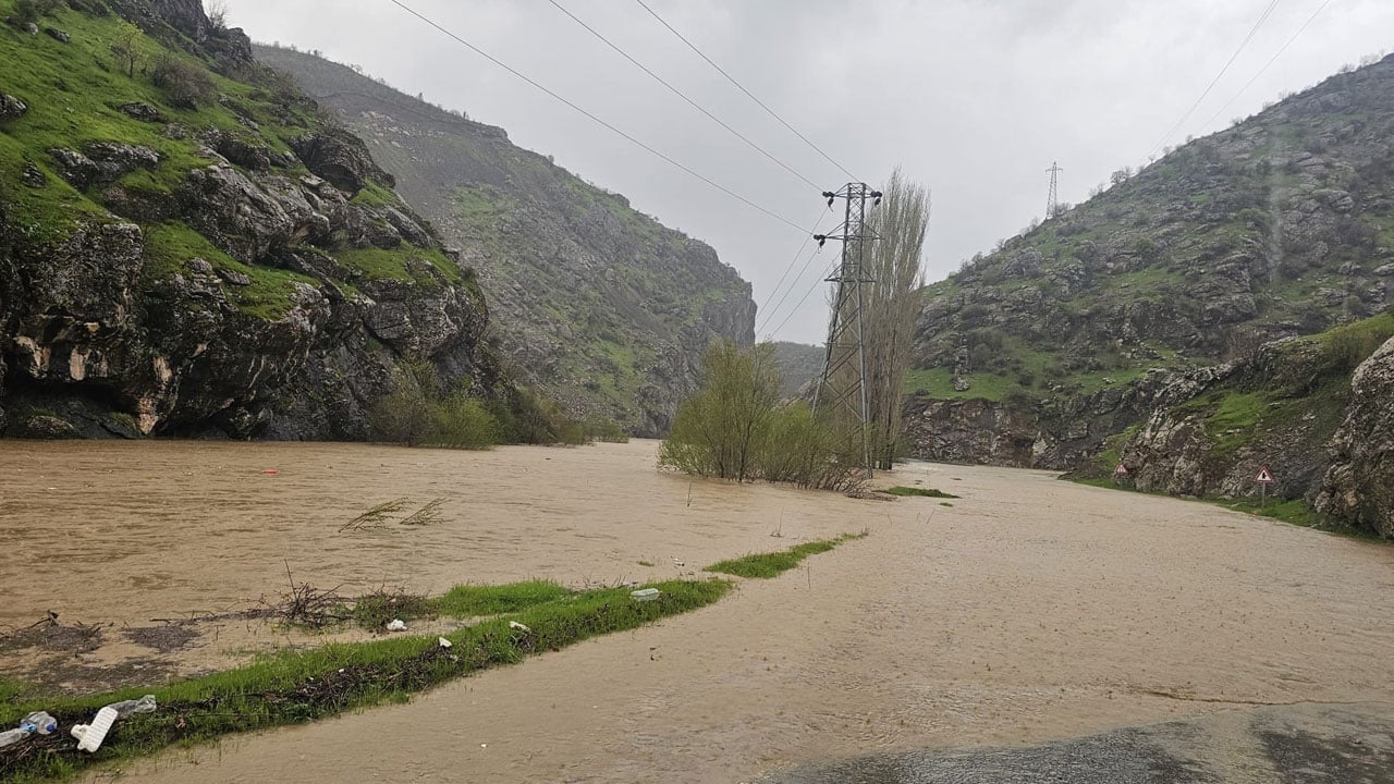 Foto - Sağanak sonrası dere taştı! Kara yolu sular altında kaldı