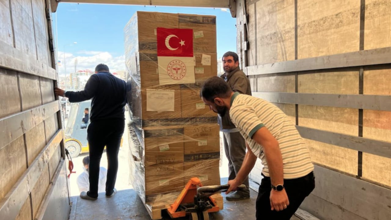 Foto - Sağlık Bakanlığı'ndan İran'a ikinci etap insani yardım amaçlı tıbbi malzeme gönderildi!